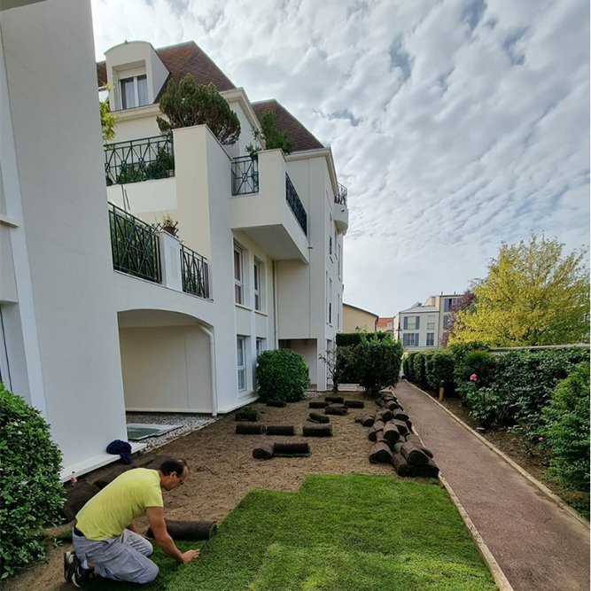 <strong>Pose de gazon synthétique</strong> <small>© Christophe Azzopardi</small>